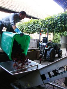 chargement-pressoir-vins-koenig-2