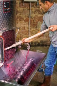 decuvage-vins-koenig-1-min decuvage-vins-koenig-1-min